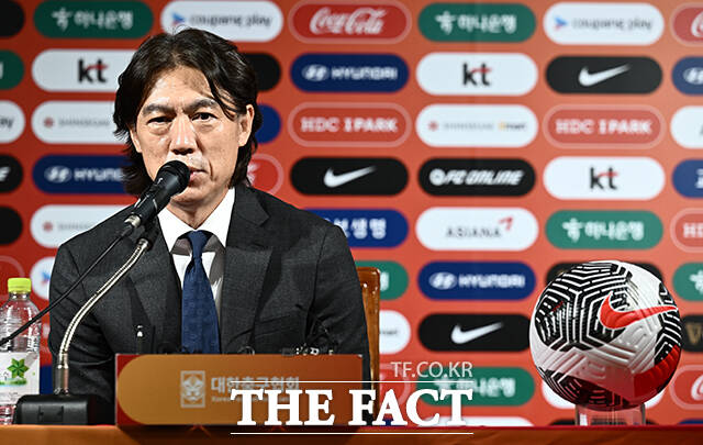 2024년 7월 대한민국 축구 국가대표팀 감독으로 선임된 홍명보 감독이 취임 기자회견을 열고 입장을 밝히고 있다. /더팩트DB