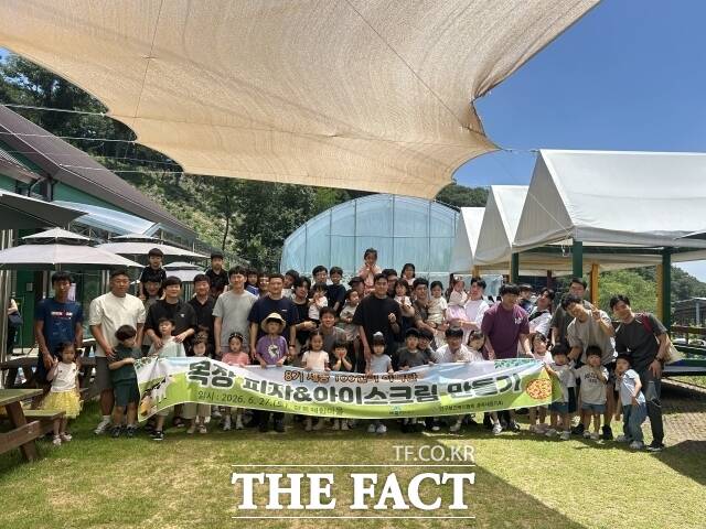 '제8기 세종 100인의 아빠단'이 27일 정동체험마을에서 목장 체험 프로그램을 마치고 기념촬영을 하고 있다. /세종시