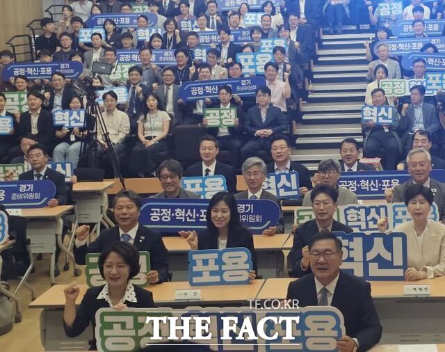 추미애 경기도지사 당선인이 29일 김태년 공정·혁신·포용 경기준비위원회 위원장 등 위원들과 기념촬영을 하고 있다. /이승호 기자
