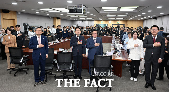 장동혁 국민의힘 대표를 비롯한 참석자들이 29일 오전 서울 여의도 국회 의원회관에서 열린 국민의힘 대외협력위원회 청년주권포럼 출범식 좌담회 ‘올공 2030 청년들에게 주권 회복 해결책을 묻다’에서 기념 촬영을 하고 있다. /국회=서예원 기자