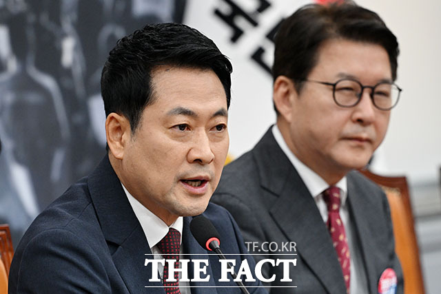 장동혁 국민의힘 대표(오른쪽)가 29일 오전 서울 여의도 국회에서 열린 최고위원회의에서 모두 발언을 하고 있다. /국회=서예원 기자