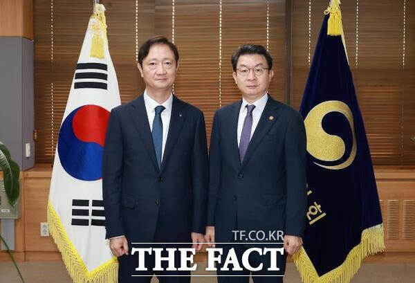 금융위원회가 자본시장 경쟁력 강화를 이유로 단일종목 레버리지 ETF를 도입한 이후 시장 변동성이 확대되자, 이찬진(왼쪽) 금융감독원장이 최근 