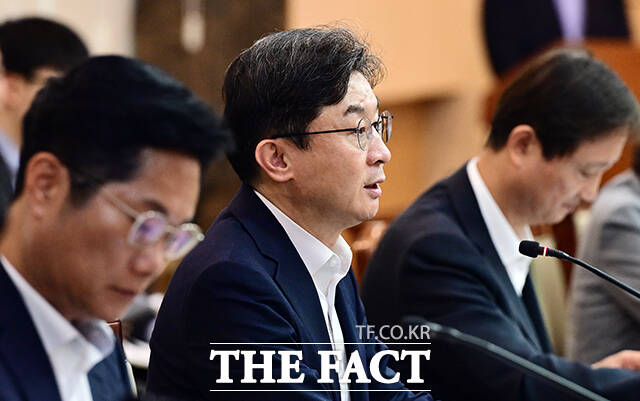이억원 금융위원장이 29일 오후 서울 종로구 정부서울청사에서 열린 금융소비자보호 정책평가위원회 출범회의에 참석해 모두발언을 하고 있다. /임영무 기자