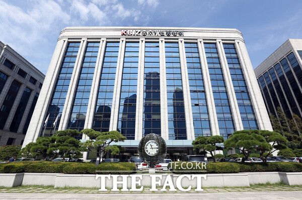 중소기업중앙회가 소기업·소상공인에게 국내 휴식 기회를 제공하고자 노란우산 가입자를 대상으로 2026년 여름 성수기 리조트 예약 접수를 29일부터 시작한다. 사진은 중기중앙회 전경. /중기중앙회