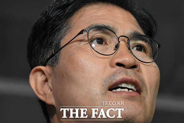 이원택 더불어민주당 전북도지사 후보가 3일 오후 전북 전주시 완산구에 마련된 선거사무실에서 취재진의 질의에 답하고 있다. /전주=김성렬 기자