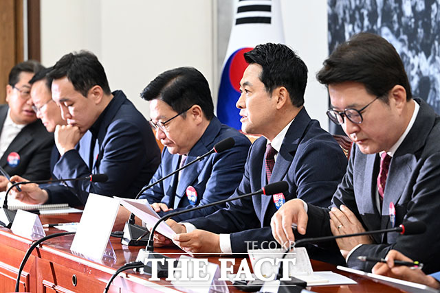 장동혁 국민의힘 대표(오른쪽)가 29일 오전 서울 여의도 국회에서 열린 최고위원회의에서 모두 발언을 하고 있다. /국회=서예원 기자