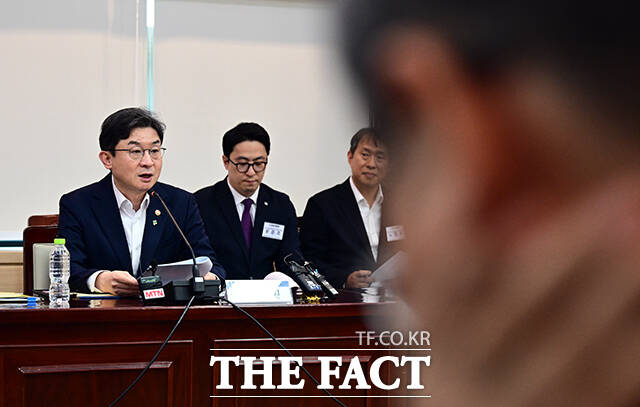 이억원 금융위원장이 29일 오후 서울 종로구 정부서울청사에서 열린 금융소비자보호 정책평가위원회 출범회의에 참석해 모두발언을 하고 있다. /임영무 기자