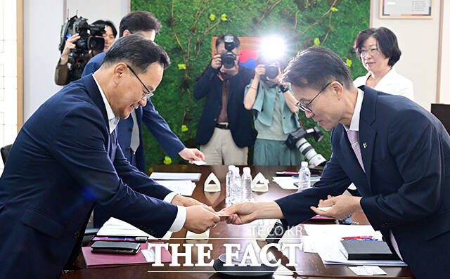 김진오 저출산고령사회위원회 부위원장이 29일 오후 서울 종로구 정부서울청사에서 열린 가족(청년) 관계·소통 역량 지원방안 관계부처 회의에 참석해 모두발언을 하고 있다. /임영무 기자