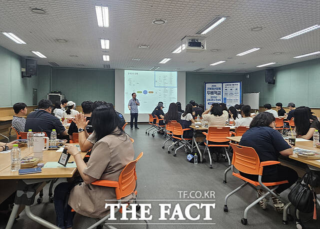 27일 익산예술의전당 세미나실에서 '2026년 전북청년 함께 두배적금' 참여자 대상 맞춤형 금융교육이 열리고 있다. /익산시