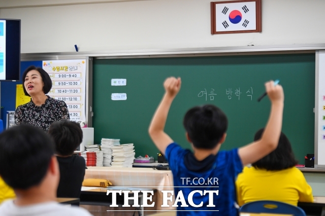 여름방학을 앞두고 서울 자치구들이 초등학생과 청소년, 학부모를 위한 다양한 교육·체험 프로그램을 마련했다. 사진은 서울 동작구 대림초등학교 4학년 5반의 한 학생이 선생님의 여름 방학 안내를 들으며 환호하고 있다. /더팩트 DB