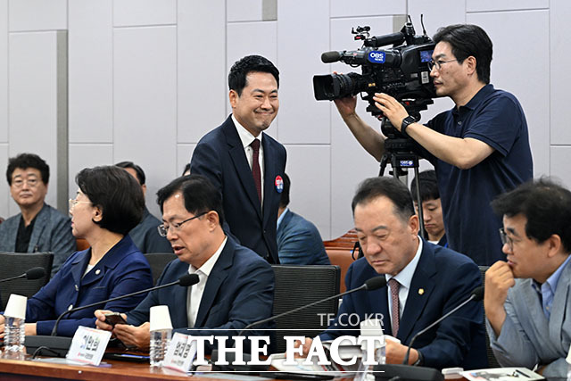 장동혁 국민의힘 대표를 비롯한 참석자들이 29일 오전 서울 여의도 국회 의원회관에서 열린 국민의힘 대외협력위원회 청년주권포럼 출범식 좌담회 ‘올공 2030 청년들에게 주권 회복 해결책을 묻다’에서 기념 촬영을 하고 있다. /국회=서예원 기자