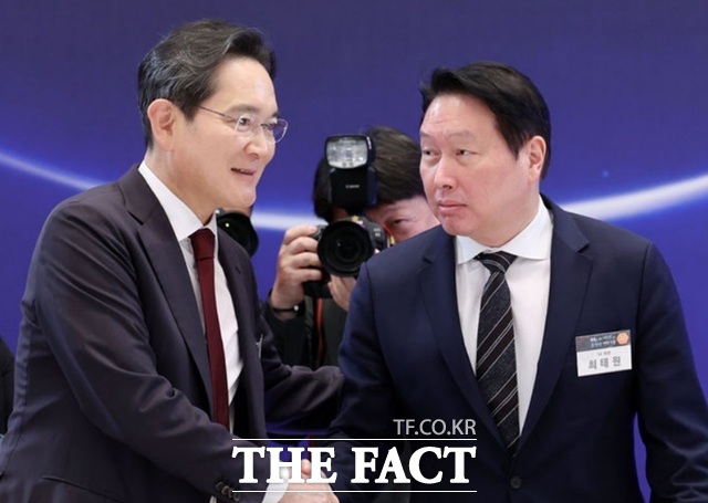 이재용 삼성전자 회장(왼쪽)과 최태원 SK그룹 회장이 29일 청와대 영빈관에서 열린 ‘대한민국 대도약 3대 메가프로젝트 국민보고회’에서 악수하고 있다. /뉴시스