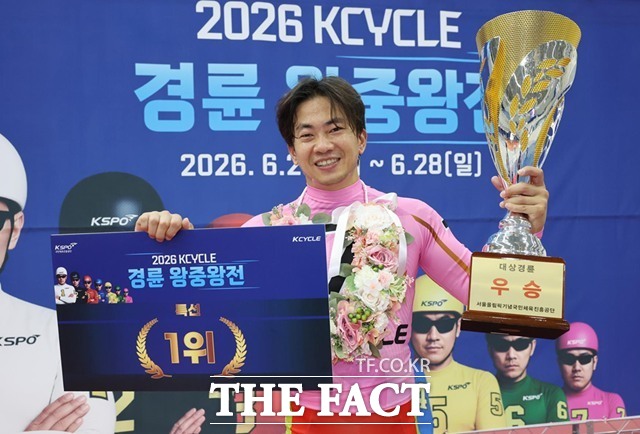 '경륜 황제' 정종진인 28일 2026 KCYCLE 경륜 왕중왕전 특선급에서 우승한 후 시상대에서 활짝 웃고 있다./국민체육진흥공단