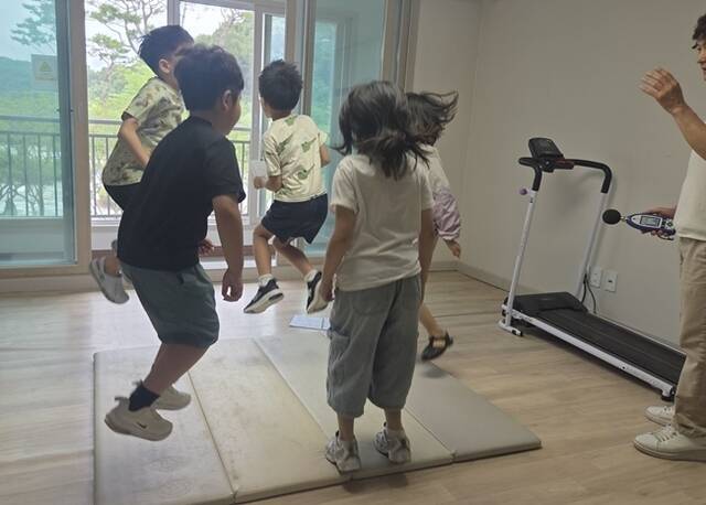 LH가 최근 세종시에 있는 층간소음 시험시설 '데시벨35랩'에서 가족 단위 참가자 80여명을 대상으로 '체험형 층간소음 예방교육'을 실시했다. /LH