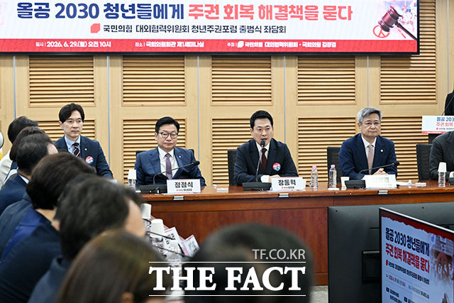 장동혁 국민의힘 대표를 비롯한 참석자들이 29일 오전 서울 여의도 국회 의원회관에서 열린 국민의힘 대외협력위원회 청년주권포럼 출범식 좌담회 ‘올공 2030 청년들에게 주권 회복 해결책을 묻다’에서 기념 촬영을 하고 있다. /국회=서예원 기자