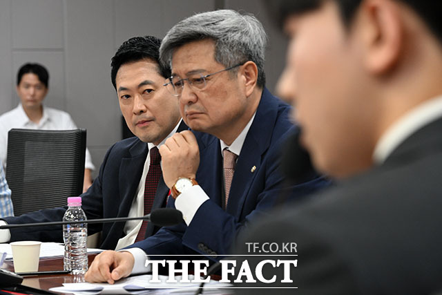 장동혁 국민의힘 대표를 비롯한 참석자들이 29일 오전 서울 여의도 국회 의원회관에서 열린 국민의힘 대외협력위원회 청년주권포럼 출범식 좌담회 ‘올공 2030 청년들에게 주권 회복 해결책을 묻다’에서 기념 촬영을 하고 있다. /국회=서예원 기자