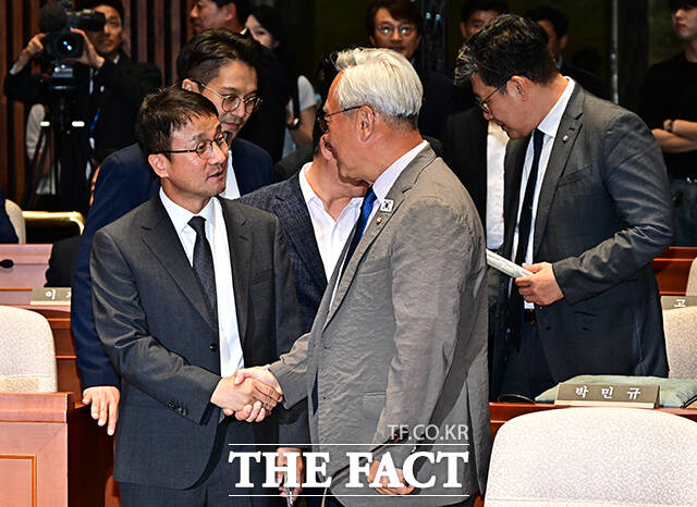 한병도 더불어민주당 대표 직무대행 겸 원내대표가 29일 오후 서울 여의도 국회에서 열린 제145차 의원총회에 참석해 모두발언을 하고 있다. /국회=배정한 기자