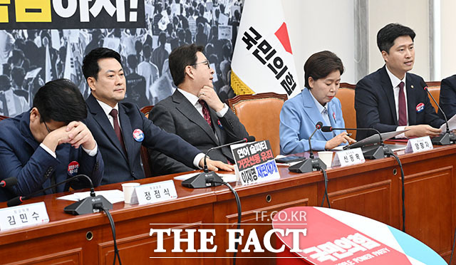 우재준 국민의힘 청년최고위원(오른쪽)이 29일 오전 서울 여의도 국회에서 열린 최고위원회의에서 모두 발언하고 있다. /국회=서예원 기자