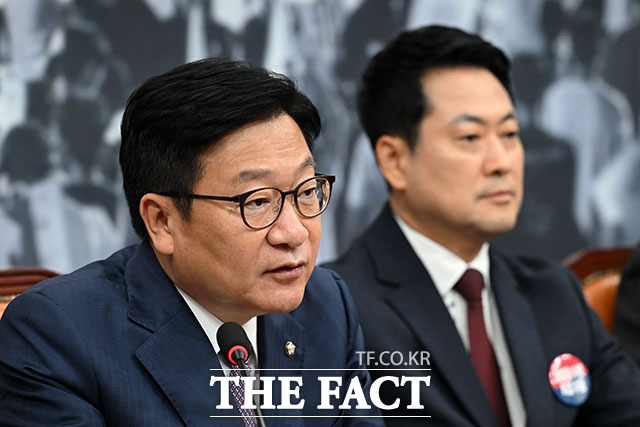 장동혁 국민의힘 대표(오른쪽)가 29일 오전 서울 여의도 국회에서 열린 최고위원회의에서 모두 발언을 하고 있다. /국회=서예원 기자