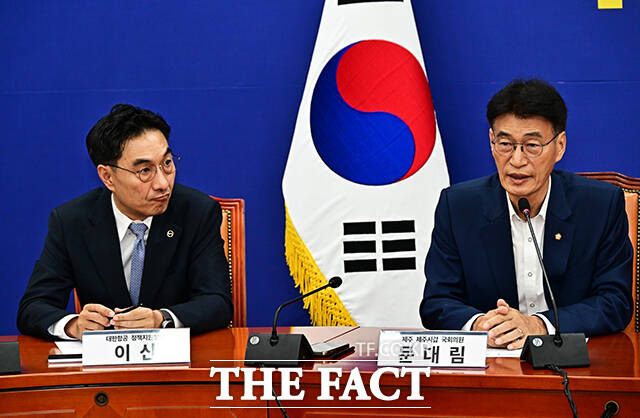 모두발언하는 문대림 더불어민주당 의원(오른쪽).