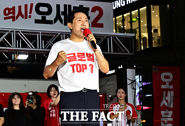 지난 2일 '글로벌 톱3'가 적힌 티셔츠를 입은 오세훈 국민의힘 서울시장 후보가 서울 서대문구 신촌역 스타광장에서 열린 파이널 유세에 참석해 지지를 호소하고 있다. /배정한 기자