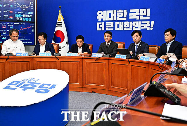 한병도 더불어민주당 대표 직무대행 겸 원내대표가 29일 오전 서울 여의도 국회에서 열린 최고위원회의에 참석해 모두발언을 하고 있다. /국회=배정한 기자