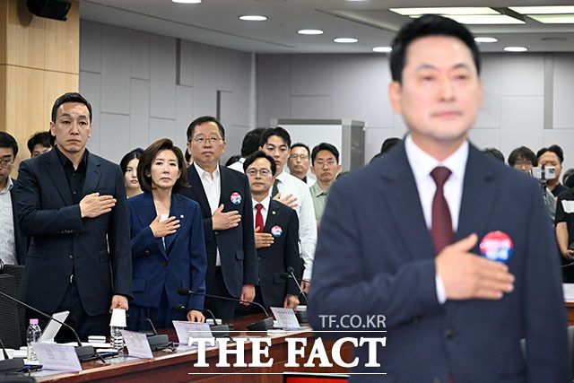 장동혁 국민의힘 대표를 비롯한 참석자들이 29일 오전 서울 여의도 국회 의원회관에서 열린 국민의힘 대외협력위원회 청년주권포럼 출범식 좌담회 ‘올공 2030 청년들에게 주권 회복 해결책을 묻다’에서 기념 촬영을 하고 있다. /국회=서예원 기자