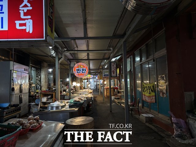 <더팩트>가 지난달 25일 찾은 경북 구미시 인동시장 인근은 '시장'이라고 하기 민망할 정도로 을씨년스러웠다. 골목에 들어서자 '상가 임대'가 적힌 현수막이 건물 곳곳에서 나부끼고 있었다. /구미=이하린 기자