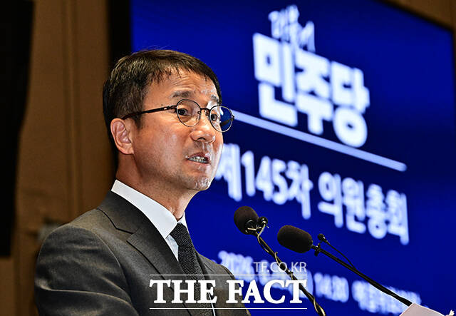 한병도 더불어민주당 대표 직무대행 겸 원내대표가 29일 오후 서울 여의도 국회에서 열린 제145차 의원총회에 참석해 모두발언을 하고 있다. /국회=배정한 기자