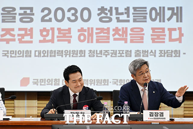 장동혁 국민의힘 대표를 비롯한 참석자들이 29일 오전 서울 여의도 국회 의원회관에서 열린 국민의힘 대외협력위원회 청년주권포럼 출범식 좌담회 ‘올공 2030 청년들에게 주권 회복 해결책을 묻다’에서 기념 촬영을 하고 있다. /국회=서예원 기자