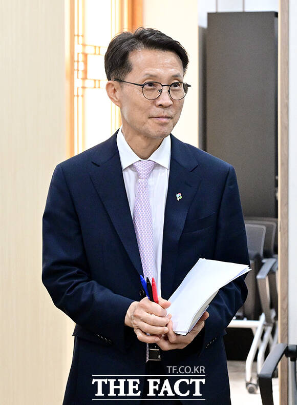 김진오 저출산고령사회위원회 부위원장이 29일 오후 서울 종로구 정부서울청사에서 열린 가족(청년) 관계·소통 역량 지원방안 관계부처 회의에 참석해 모두발언을 하고 있다. /임영무 기자