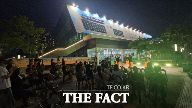 광양시가 지난 27일 광양수산물유통센터 1층 야외무대에서 노을빛 바다 버스킹 공연을 열고 시민들에게 수산물유통센터를 다시 알리는 시간을 마련하고 있다. /광양시