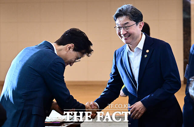 이억원 금융위원장이 29일 오후 서울 종로구 정부서울청사에서 열린 금융소비자보호 정책평가위원회 출범회의에 참석해 모두발언을 하고 있다. /임영무 기자