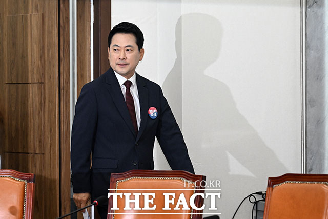 장동혁 국민의힘 대표(오른쪽)가 29일 오전 서울 여의도 국회에서 열린 최고위원회의에서 모두 발언을 하고 있다. /국회=서예원 기자