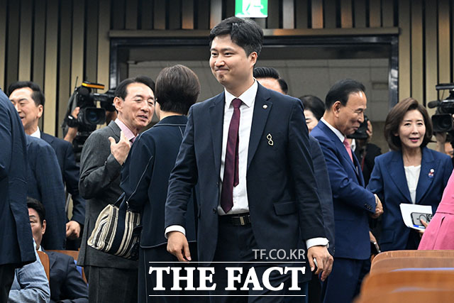 당내에서는 장 대표가 이미 여러 차례 징계 방침을 공개적으로 언급해온 만큼 윤리위 가동은 예정된 수순이었다는 평가가 나온다. 사진은 우재준 최고위원이 29일 국회에서 열린 의원총회에 참석한 모습./서예원 기자