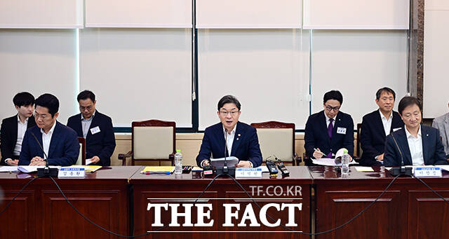 이억원 금융위원장이 29일 오후 서울 종로구 정부서울청사에서 열린 금융소비자보호 정책평가위원회 출범회의에 참석해 모두발언을 하고 있다. /임영무 기자