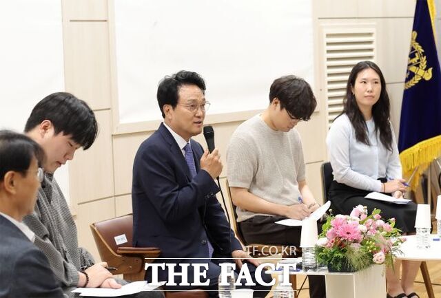 29일 서울대 모교를 방문해 토크콘서트를 열고 발언하는 안민석 경기도교육감 당선인. /안민석 당선인 인수위