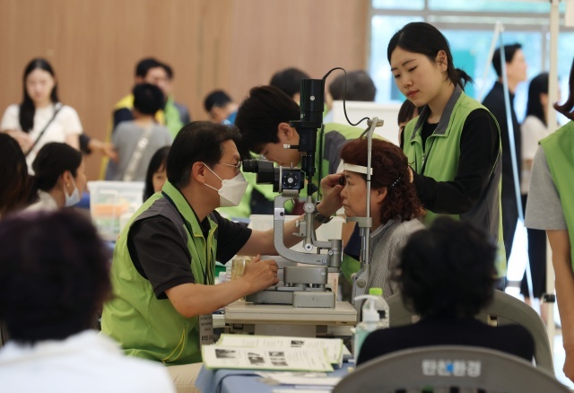 강남구가 서울대학교병원 강남센터와 함께 의료취약계층을 대상으로 무료 건강검진을 실시했다. /강남구