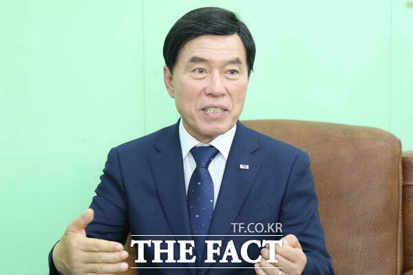 황인호 대전시 동구청장 당선인이 지난 26일 <더팩트>와 인터뷰를 진행하고 있는 모습. /정예준 기자