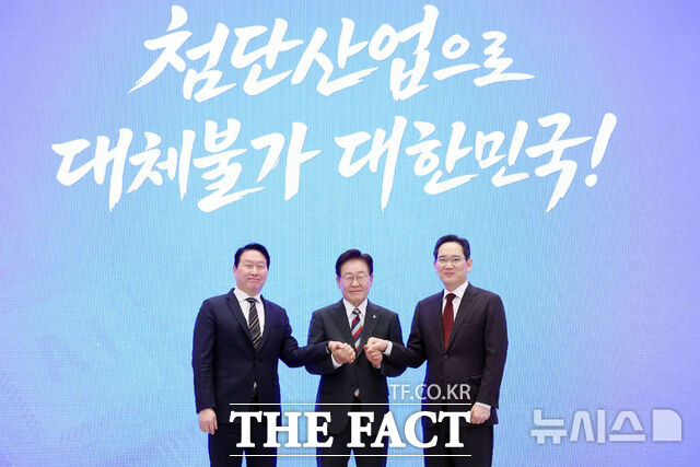 이재명 대통령과 이재용(오른쪽) 삼성전자 회장, 최태원 SK 회장이 29일 청와대 영빈관에서 열린 대한민국 대도약 3대 메가프로젝트 국민보고회에서 기념 촬영을 하고 있다. /뉴시스