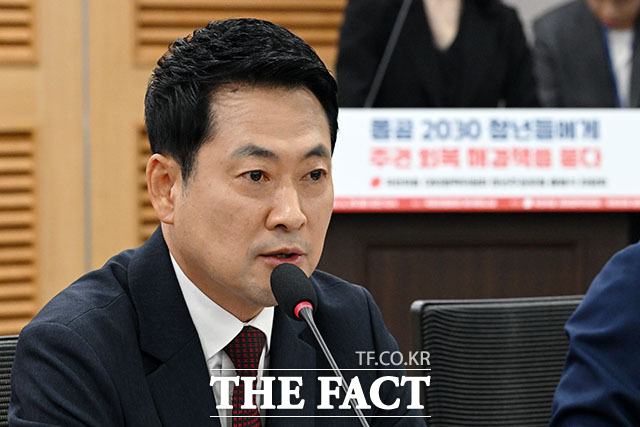 장동혁 국민의힘 대표를 비롯한 참석자들이 29일 오전 서울 여의도 국회 의원회관에서 열린 국민의힘 대외협력위원회 청년주권포럼 출범식 좌담회 ‘올공 2030 청년들에게 주권 회복 해결책을 묻다’에서 기념 촬영을 하고 있다. /국회=서예원 기자