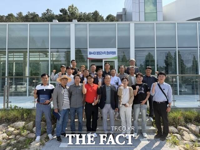 청양군수직 준비위원회가 26일 해단식을 열고 그동안의 활동 성과를 공유하며 단체 기념촬영을 하고 있다. /김홍열 준비위