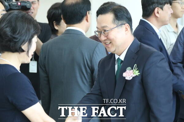이장우 대전시장이 29일 오전 퇴임식을 갖고 민선 8기 4년간 여정을 마무리했다. 사진은 이 시장이 시청사를 나서며 대전시청 직원들과 인사를 나누고 있는 모습 /정예준 기자