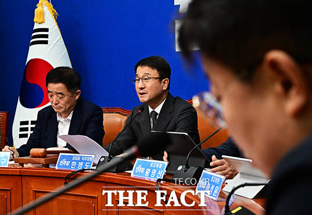 한병도 더불어민주당 대표 직무대행 겸 원내대표가 29일 오전 서울 여의도 국회에서 열린 최고위원회의에 참석해 모두발언을 하고 있다. /국회=배정한 기자