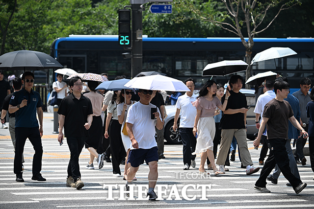 29일 오전 11시 기준 서울 전역에 폭염주의보가 발령됐다. /박헌우 기자