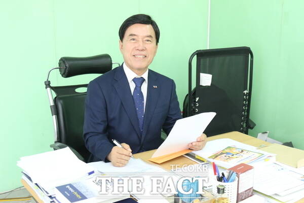 황인호 대전시 동구청장 당선인이 지난 26일 <더팩트>와 인터뷰를 진행한 뒤 자신의 인수위원회 집무실에서 집무를 보고 있는 모습. /정예준 기자