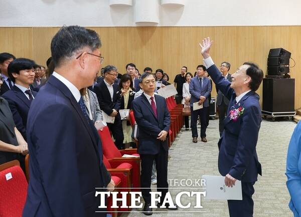설동호 대전시교육감이 29일 퇴임식을 끝으로 12년간의 교육감 여정을 마무리했다. 사진은 퇴임식에서 교육청 직원들에게 인사를 하는 모습. /대전시교육청