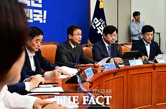 한병도 더불어민주당 대표 직무대행 겸 원내대표가 29일 오전 서울 여의도 국회에서 열린 최고위원회의에 참석해 모두발언을 하고 있다. /국회=배정한 기자