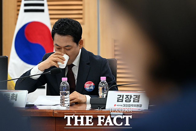 장동혁 국민의힘 대표를 비롯한 참석자들이 29일 오전 서울 여의도 국회 의원회관에서 열린 국민의힘 대외협력위원회 청년주권포럼 출범식 좌담회 ‘올공 2030 청년들에게 주권 회복 해결책을 묻다’에서 기념 촬영을 하고 있다. /국회=서예원 기자