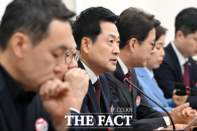 장동혁 국민의힘 대표(오른쪽)가 29일 오전 서울 여의도 국회에서 열린 최고위원회의에서 모두 발언을 하고 있다. /국회=서예원 기자